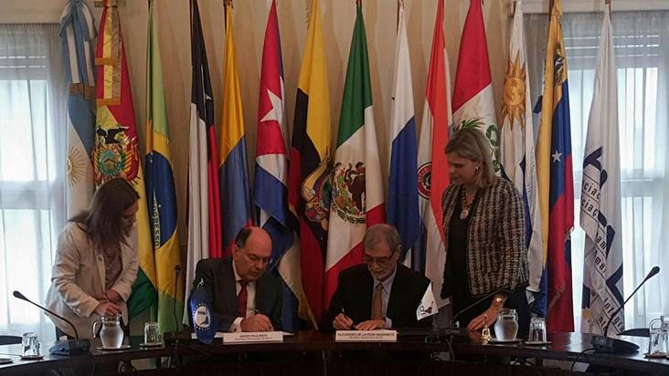 The memorandum of understanding was signed on October 27, 2017 by the Permanent Secretary of SELA, Ambassador Javier Paulinich, and the General Secretary of the Latin American Integration Association (ALADI), Alejandro de la Peña Navarrete, in the facilities of this agency in the city of Montevideo, Uruguay. Photo: ALADI.